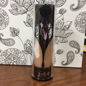 Kat Von D Lock-it foundation